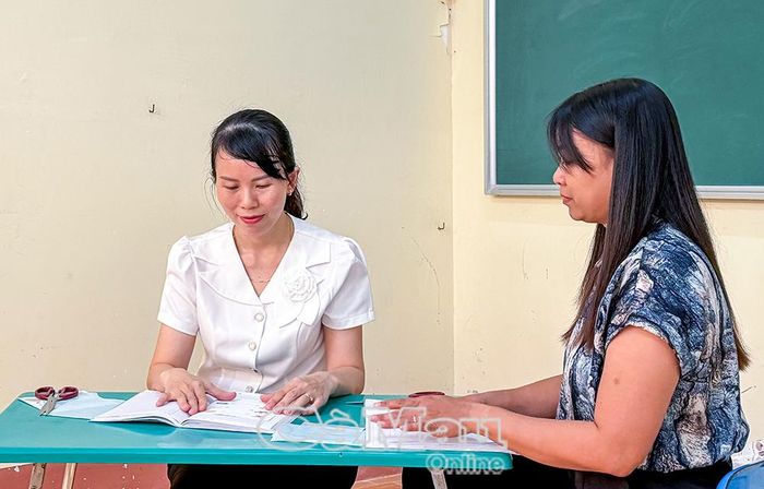 Cô Mỹ và đồng nghiệp ngồi soạn giáo án cho những tiết học sau thú vị hơn và bắt kịp sự phát triển của trẻ hơn.