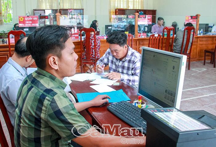Lấy sự hài lòng của Nhân dân làm thước đo, công chức xã Trí Phải tập trung giải quyết hồ sơ nhanh chóng, đúng quy định.