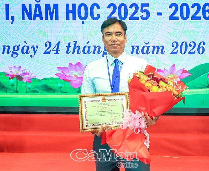 Thí sinh Nguyễn Thanh Sang, Hiệu trưởng Trường Tiểu học Trí Phải (xã Trí Phải) nhận giấy khen của Giám đốc Sở Giáo dục và Đào tạo tỉnh Cà Mau vì có thành tích xuất sắc tại hội thi.
