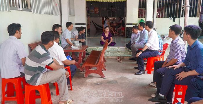 Đoàn công tác Cục Chăn nuôi và Thú y, Chi cục Chăn nuôi và Thú y tỉnh Cà Mau thăm hỏi, động viên gia đình nạn nhân bị chó dại cắn.
