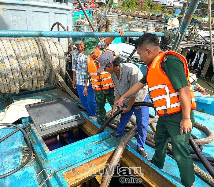  Lực lượng Hải đội Biên phòng 1 kiểm tra tàu cá TG 91467 TS chứa dầu không rõ nguồn gốc.