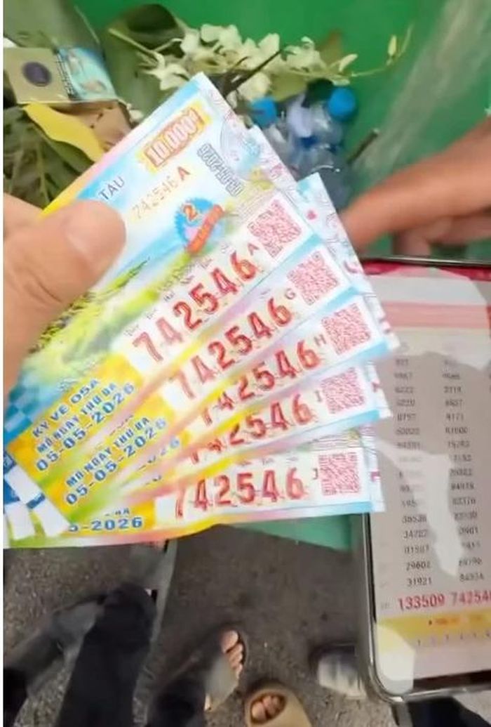 Vé số anh lái xe mua bất ngờ trúng thưởng. Ảnh: Znews.