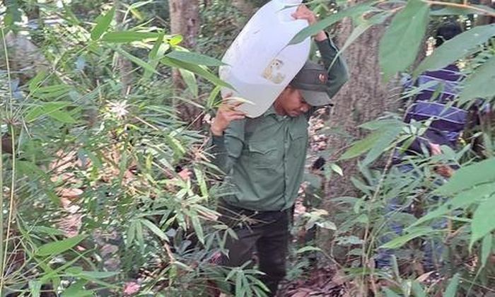Khiêng từng can nước về trạm để sinh hoạt.