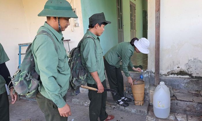 Nước được lấy từ suối về dẽ được cất để dùng dần.