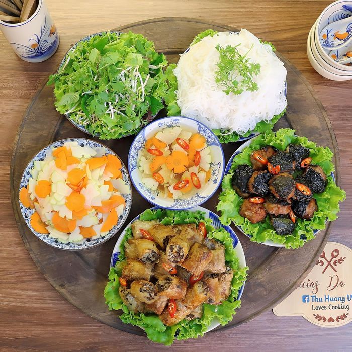 Mâm bún chả bún nem đổi bữa cho ngày hè nóng nực.