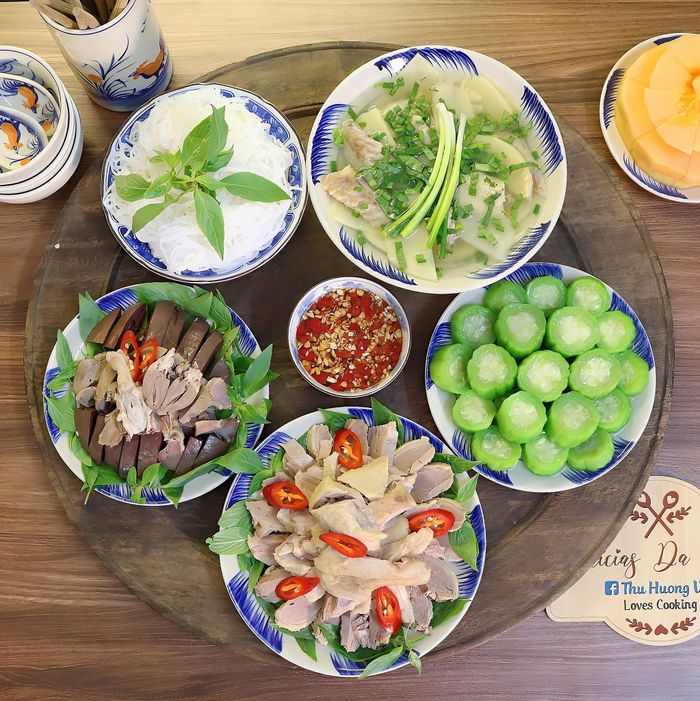Mâm cơm có món ngan dé luộc, canh măng tiết ngan, mướp hương luộc.