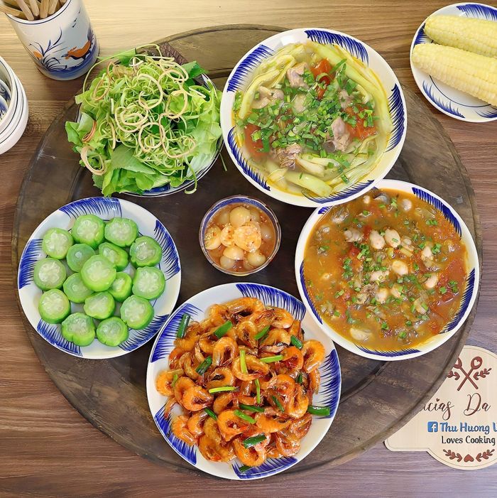Bữa ăn này gồm thịt bò xào hoa thiên lý, chả ốc hấp, cá trắm sốt cà chua, canh rau ngót nấu thịt băm.