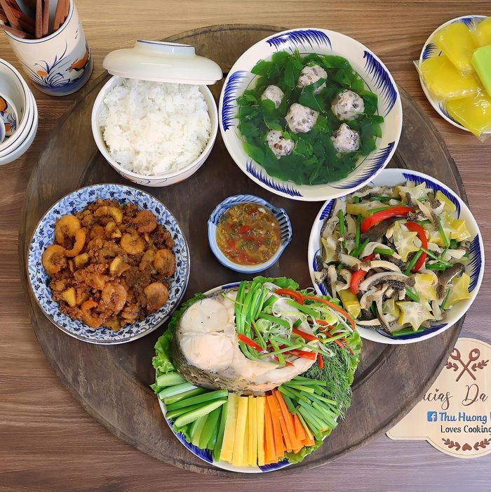 Thực đơn gồm các món cá trắm đen hấp bia, guốc bò xào khế chua, mắm tép chưng thịt, canh rau ngót nấu mọc.