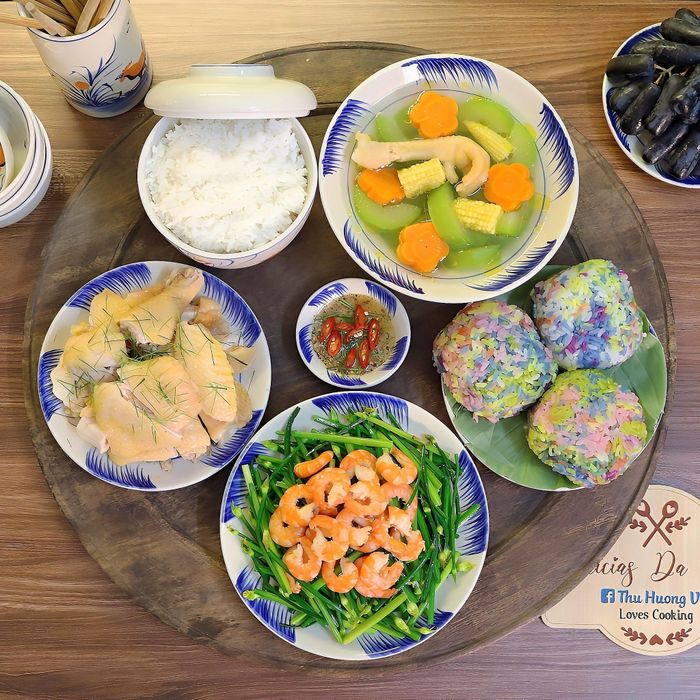 Mâm cơm có món tôm xào bông hẹ, gà mái ri luộc, canh gà nấu bí xanh, xôi khúc ngũ sắc.