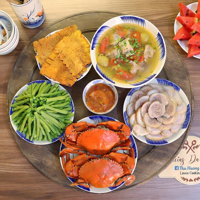 Thực đơn có món cua bể hấp sả bia, bắp giò heo luộc, đậu cove luộc, canh chua sườn nấu sấu.