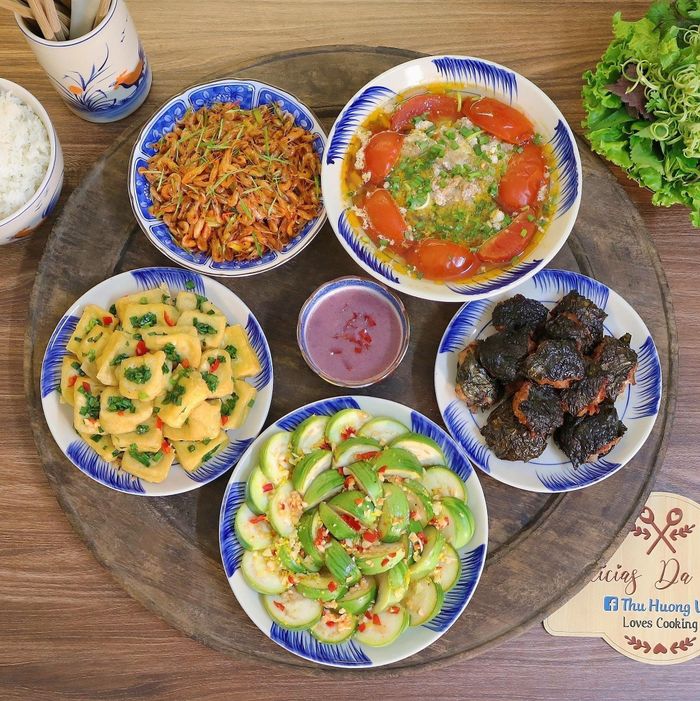 Bữa ăn này có món chả sương sông, đậu phụ rán tẩm hành, tép rang lá chanh, canh riêu cua, cà bát muối xổi. 