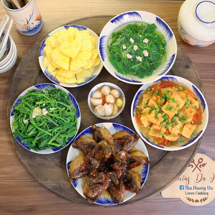 Mâm cơm mùa hè dễ ăn với các món chim cút nướng sốt ngũ vị, đậu phụ rán sốt cà chua, rau bí non xào tỏi, canh cải bó xôi nấu thịt băm.