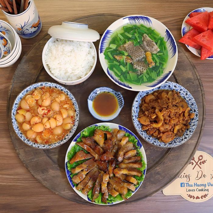 Mâm cơm có món thịt ram sốt chanh leo, mắm tép chưng tôm thịt, canh cá rô đồng nấu rau cải, cà pháo dầm.
