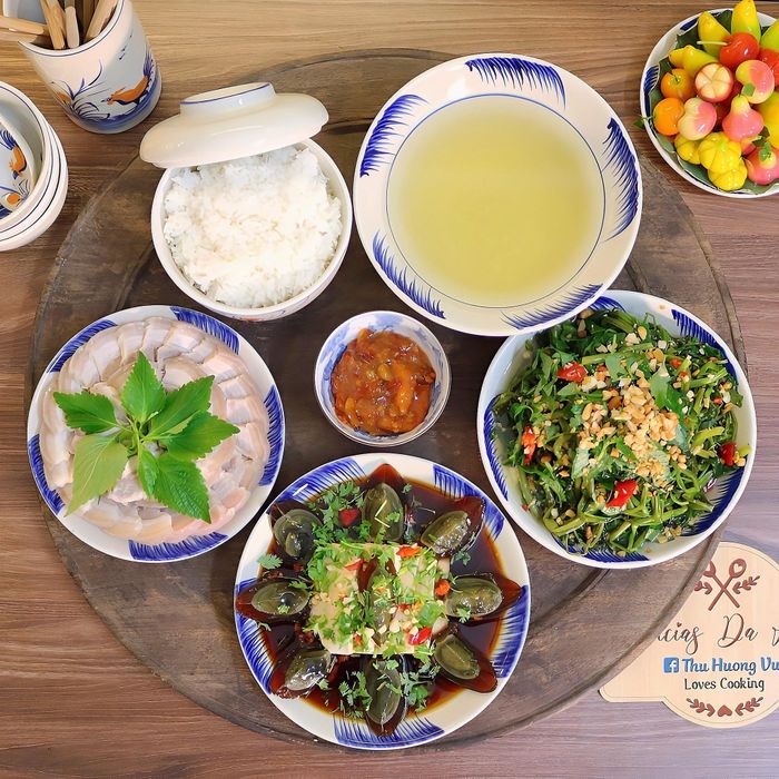 Trứng bắc thảo sốt xì dầu, thịt ba chỉ luộc, nộm rau muống, nước canh rau muống luộc. 
