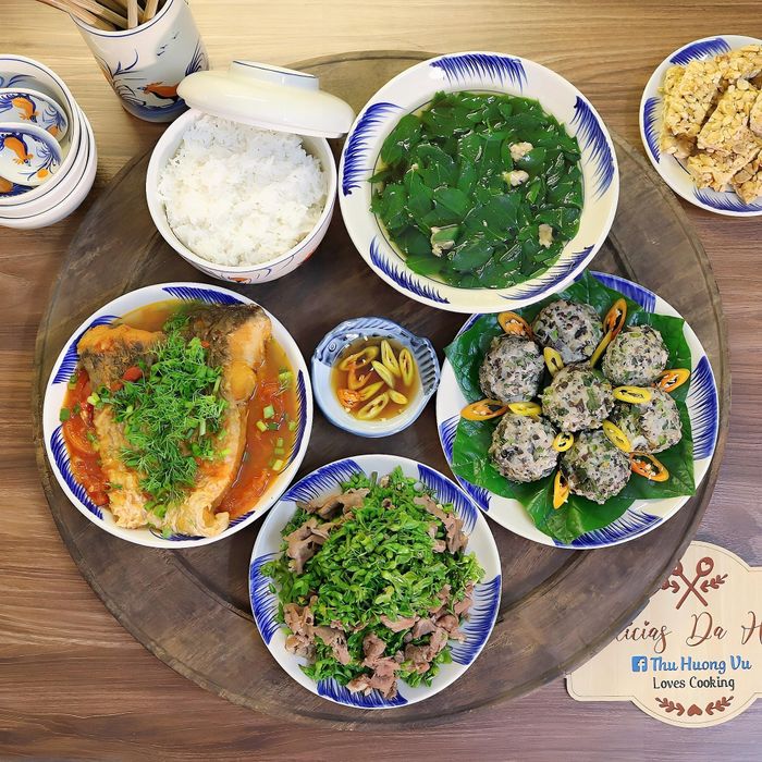 Thực đơn này gồm món thịt bò xào hoa thiên lý, chả ốc hấp, cá trắm sốt cà chua, canh rau ngót nấu thịt băm.