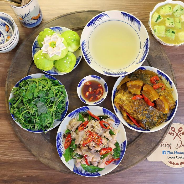 Bữa ăn này có món thịt lợn mán xào lá mắc mật, cá trắm đen kho thịt ba chỉ, rau lang luộc, bánh bao sen nhân cốm xào.