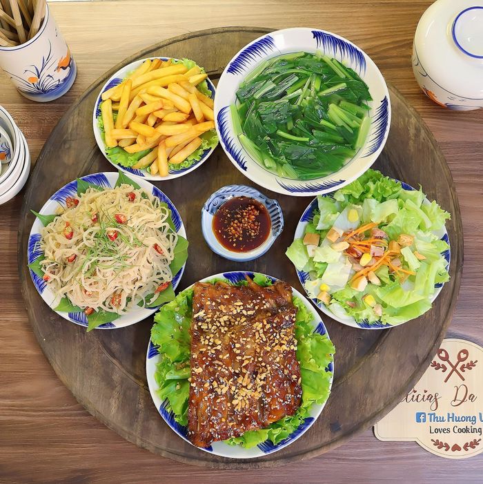 Thực đơn gồm sườn nướng tảng sốt mắm tỏi, nem chạo, khoai tây chiên, canh rau cải, salad.