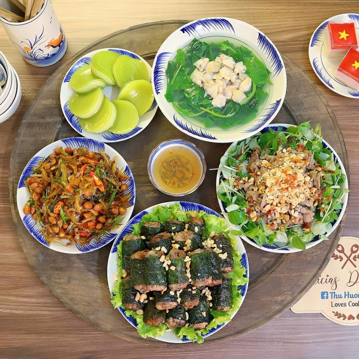 Bữa ăn này có chả bò lá lốt, nộm thịt bò trộn rau càng cua, cá cơm xóc lạc, canh rau mồng tơi nấu ngao.