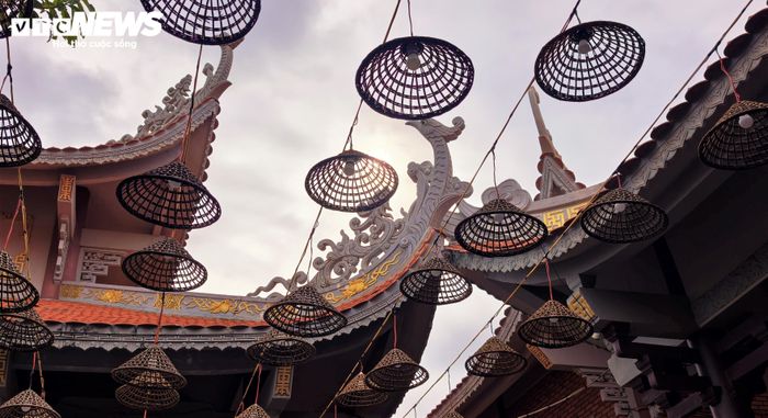 Những chiếc đèn lồng và cờ phướn tạo nên sắc màu rực rỡ nhưng không kém phần trang nghiêm.
