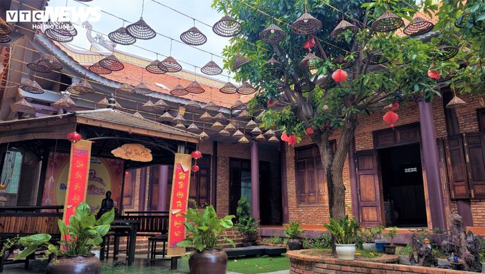 Vẻ đẹp hoài cổ của những bức tường gạch cũ tạo nên sức hút riêng cho chùa Linh Sơn.