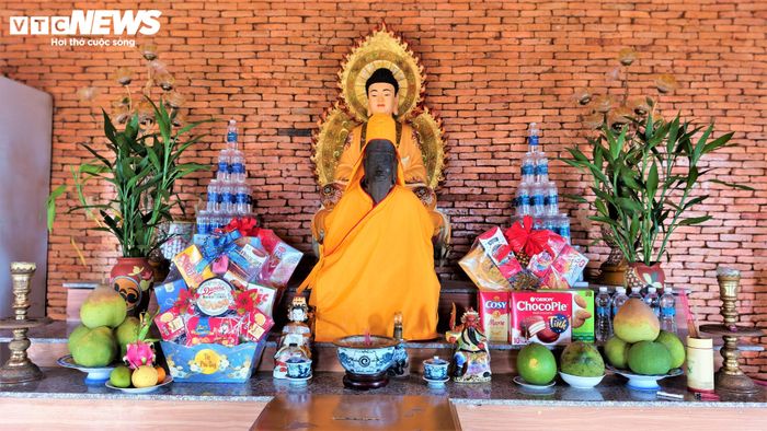 Đường nét điêu khắc tinh xảo trên đá sa thạch cho thấy trình độ nghệ thuật bậc thầy của người Chăm cổ.