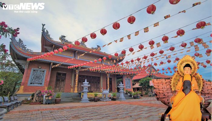 Tượng Phật Lồi là một trong những hiện vật quý hiếm với những dòng cổ tự Chăm-pa đầy kỳ bí phía sau lưng.