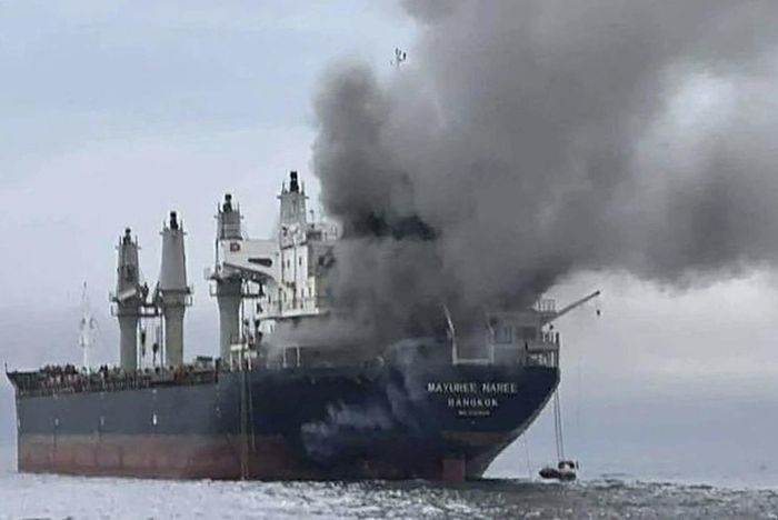 Tàu chở hàng Mayuree Naree trúng đòn tập kích sau vụ tấn công gần eo biển Hormuz ngày 11/3. (Ảnh: Reuters)