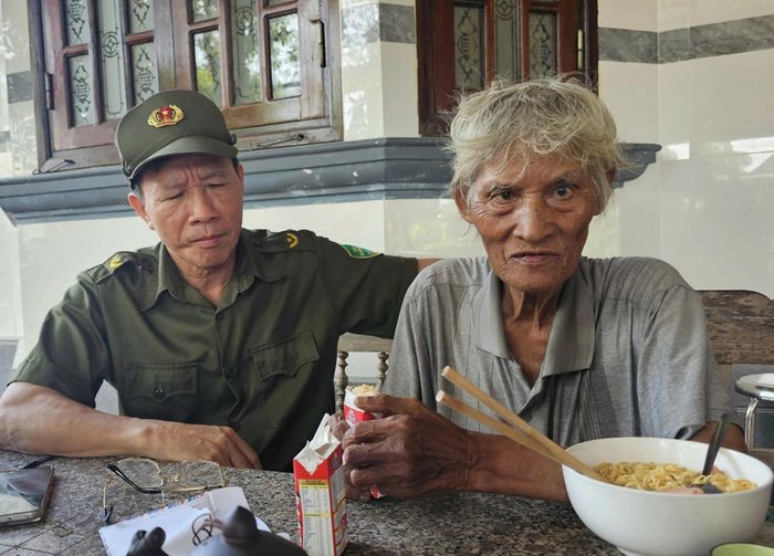 Ông Sơn đi lạc từ trung tâm TP Huế và ngất xỉu trong rừng ở xã Hưng Lộc được lực lượng công an hỗ trợ kịp thời