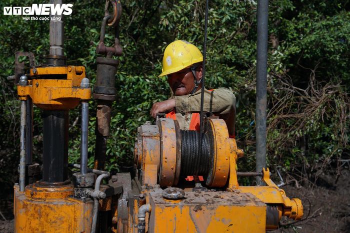 Công nhân, kỹ thuật viên triển khai khoan địa chất dưới thời tiết nắng gắt. 