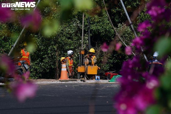 Theo hướng tuyến, từ ga Bến Thành, tuyến đi dọc đường Ký Con, vượt rạch Bến Nghé sang đường Vĩnh Khánh, kết nối trục Nguyễn Tất Thành, sau đó tiếp tục đi qua các trục Nguyễn Văn Linh, Nguyễn Lương Bằng và vượt sông Rạch Đĩa sang địa phận Nhà Bè.