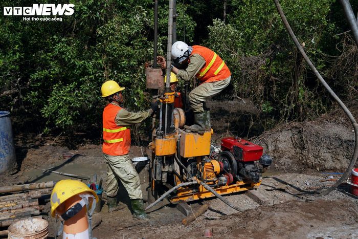 Tại mỗi vị trí khoan, khoảng 5 nhân sự gồm thợ khoan, kỹ sư, kỹ thuật viên lấy mẫu và giám sát hiện trường phối hợp thực hiện. Các thiết bị chuyên dụng được bố trí vận hành liên tục để đảm bảo tiến độ khảo sát.