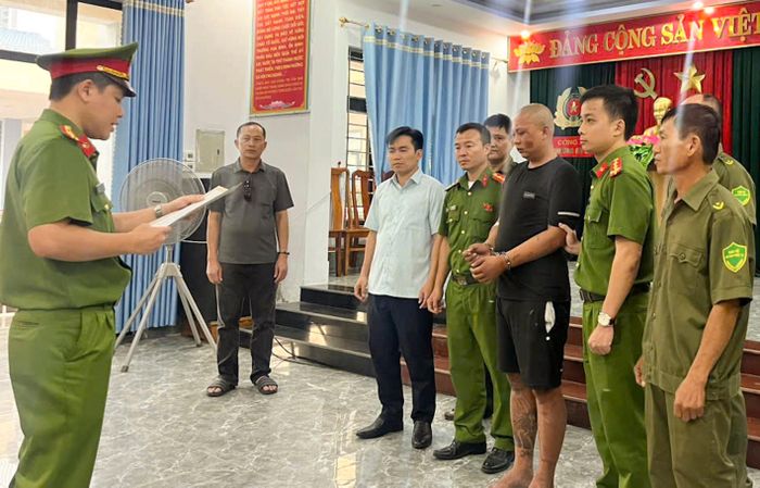 Cán bộ Cơ quan Cảnh sát Điều tra Công an tỉnh Quảng Trị đang thi hành lệnh bắt khẩn cấp đối với Nguyễn Viết Hoàng. (Ảnh: Công an Quảng Trị)