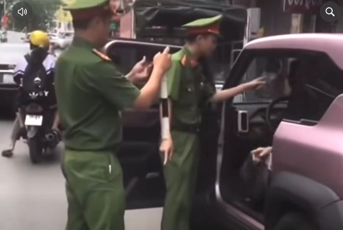 Nữ tài xế cố thủ trên xe khi công an yêu cầu làm việc.