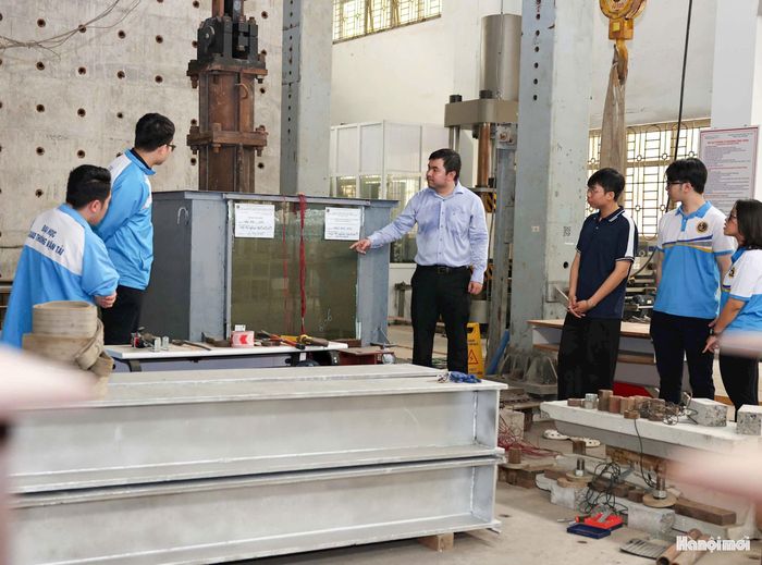 Sinh viên trường Đại học Giao thông vận tải trong giờ học thực hành. Ảnh: Thanh Tùng