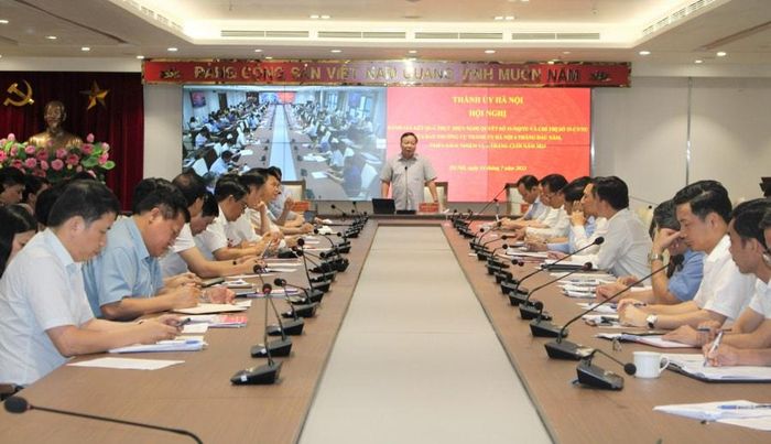 Phó Bí thư Thành ủy Nguyễn Văn Phong chủ trì Hội nghị của Ban Chỉ đạo thực hiện Nghị quyết số 15-NQ/TU, ngày 4-7-2017 về “Xây dựng tổ chức cơ sở Đảng trong sạch, vững mạnh, củng cố cơ sở Đảng yếu kém; giải quyết các vấn đề phức tạp về an ninh chính trị, trật tự an toàn xã hội trên địa bàn xã, phường, thị trấn thuộc thành phố”… Ảnh: Mai Luyến