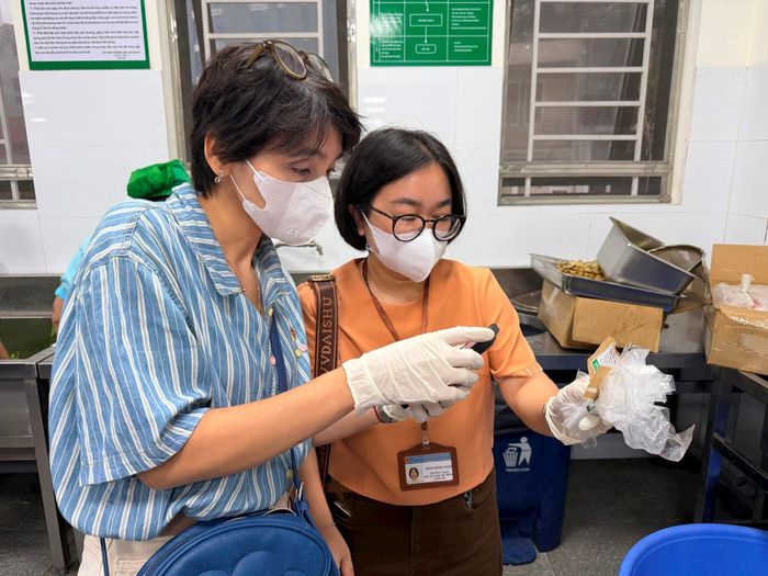 Cán bộ Trạm Y tế phường Ô Chợ Dừa kiểm tra, giám sát an toàn thực phẩm tại bếp ăn trường học trên địa bàn. Ảnh: Võ Giang