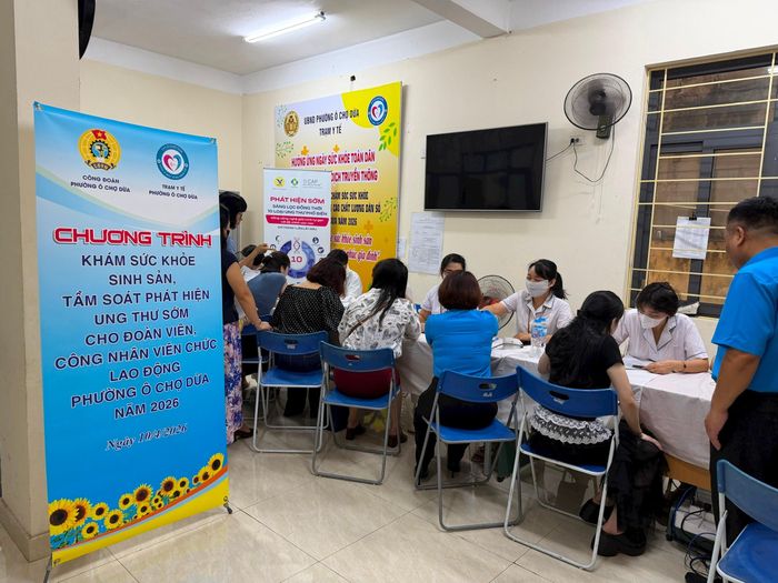 Người dân tham gia khám, tư vấn sức khỏe tại Trạm Y tế phường Ô Chợ Dừa. Ảnh: Võ Giang