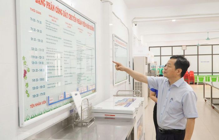 Chủ tịch UBND xã Hoàng Tuấn nhấn mạnh yêu cầu các trường nâng cao trách nhiệm đảm bảo vệ sinh an toàn thực phẩm. Ảnh: PV