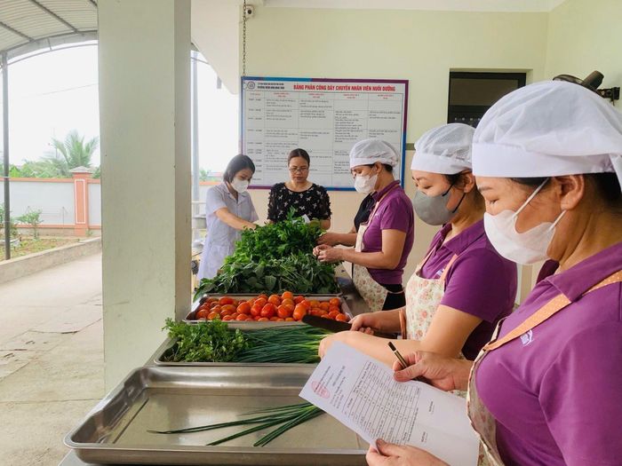 Trường Mầm non Khai Thái chủ động kiểm soát thực phẩm ngay từ khâu đầu vào. Ảnh: TN