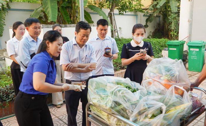 Đoàn kiểm tra của UBND xã do đồng chí Hoàng Tuân, Chủ tịch UBND xã làm trưởng đoàn kiểm tra công tác đảm bảo vệ sinh an toàn thực phẩm tại các trường học. Ảnh: PV