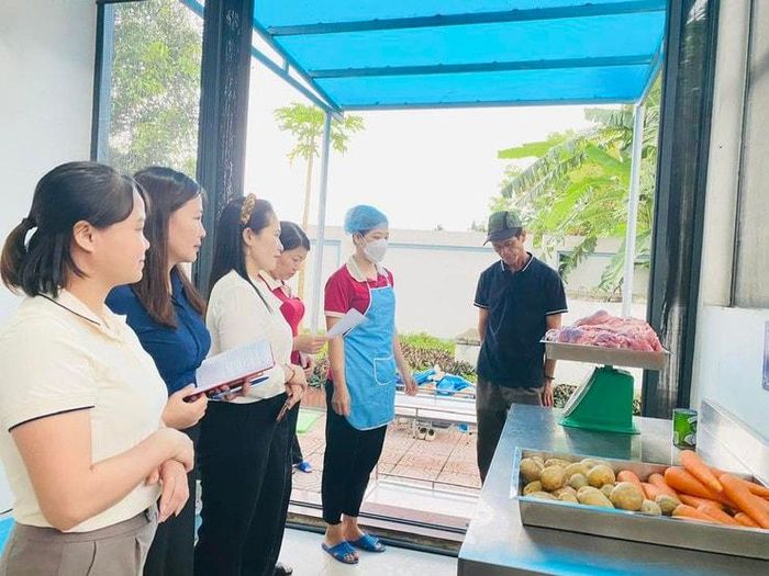 Công tác kiểm tra thực phẩm được thực hiện nghiêm túc tại trường mầm non Tri Thủy. Ảnh: TN