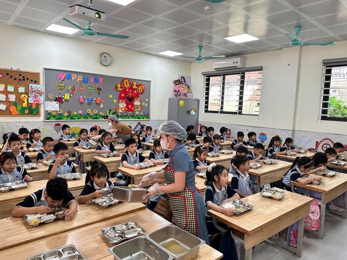 Trường Tiểu học Võ Thị Sáu thực hiện bếp ăn trường học theo hình thức nhận cung cấp suất ăn sẵn. Ảnh: Vân Hà