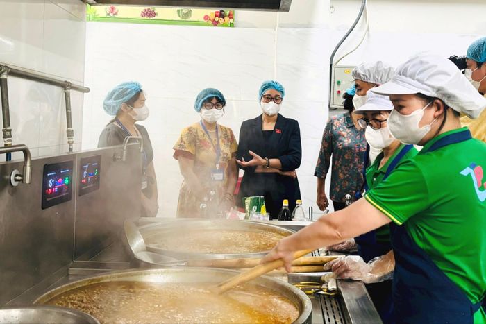 Đoàn khảo sát tại bếp ăn Trường Tiểu học Mai Động. Ảnh: Vân Hà