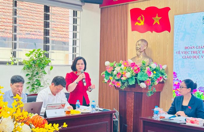 Thành viên Đoàn giám sát trao đổi tại buổi làm việc về một số nội dung cần làm rõ hơn. Ảnh: Vân Hà