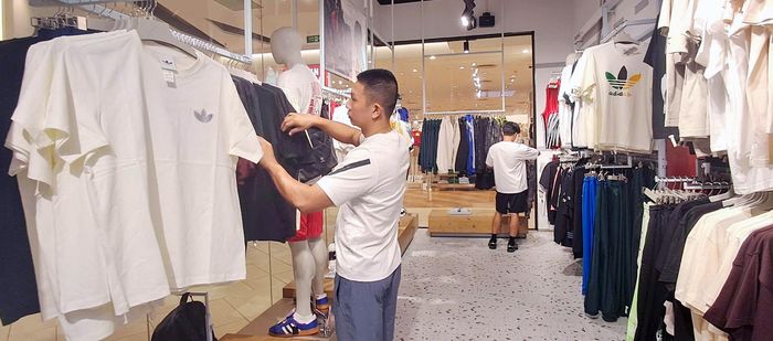 Người dân mua sắm tại cửa hàng Outlet, tòa nhà Indochina Plaza Hanoi (241 Xuân Thủy, Cầu Giấy). Ảnh: Hoài Nam