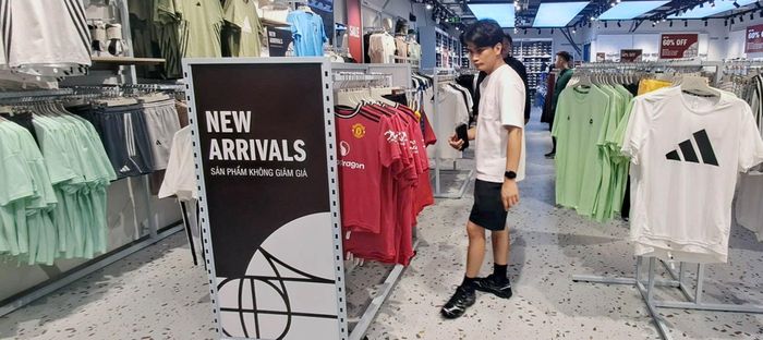 Người dân mua sắm tại cửa hàng Outlet, tòa nhà Indochina Plaza Hanoi (241 Xuân Thủy, Cầu Giấy). Ảnh: Hoài Nam