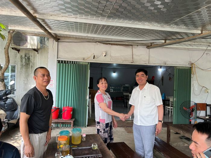 Ông Nguyễn Văn Thá vừa vận động một hộ dân thôn 2, xã Hòa Lạc kiểm đếm giải phóng mặt bằng. Ảnh: TH