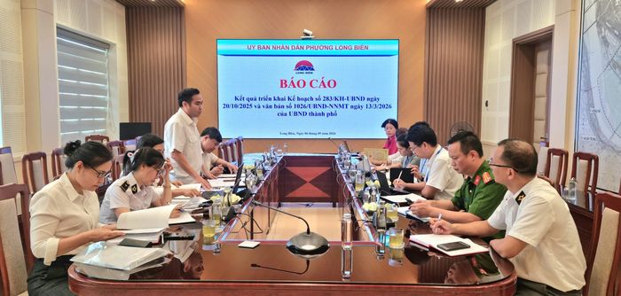 Đoàn kiểm tra số 2 - Sở Nông nghiệp và Môi trường làm việc tại phường Việt Hưng và Long Biên. Ảnh: Ánh Dương