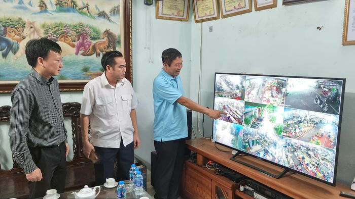 Đại diện Ban quản lý chợ Thượng Thanh (phường Việt Hưng) trao đổi với Đoàn giám sát số 2 - Sở Nông nghiệp và Môi trường Hà Nội về công tác kinh doanh, an toàn vệ sinh thực phẩm thông qua hệ thống camera giám sát. Ảnh: Ánh Dương