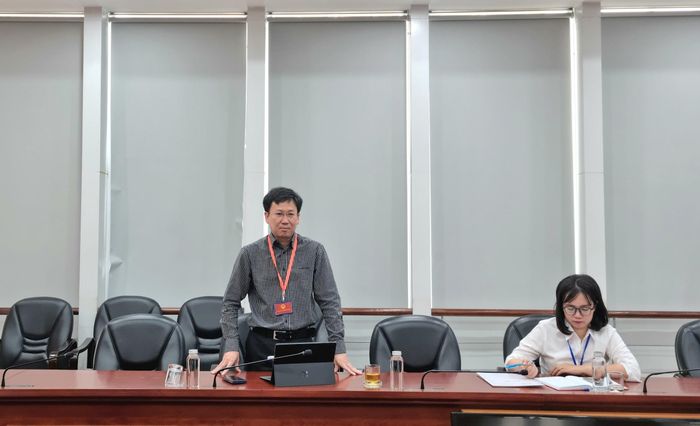 Phó Trưởng phòng Kinh tế - Hạ tầng - Đô thị phường Việt Hưng Nguyễn Trung Kiên báo cáo tại buổi làm việc. Ảnh: Ánh Dương